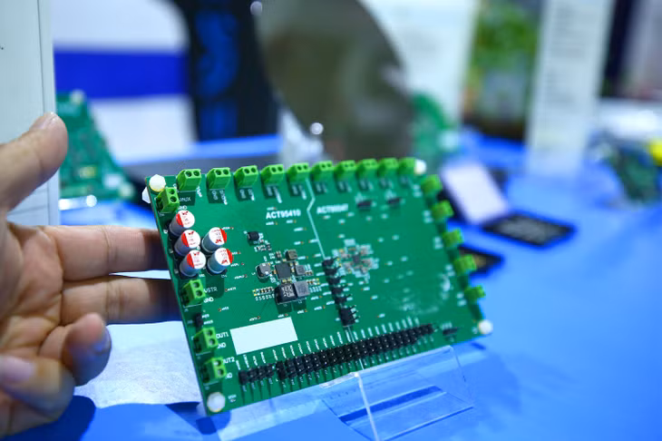 Việc áp dụng thủ tục đầu tư đặc biệt đối với dự án công nghiệp bán dẫn, công nghệ cao… tại các khu công nghiệp, khu chế xuất, khu công nghệ cao và khu kinh tế sẽ giúp dòng vốn đầu tư nước ngoài tiếp tục tăng. Ảnh: Nhã Chi Việc áp dụng thủ tục đầu tư đặc biệt đối với dự án công nghiệp bán dẫn, công nghệ cao… tại các khu công nghiệp, khu chế xuất, khu công nghệ cao và khu kinh tế sẽ giúp dòng vốn đầu tư nước ngoài tiếp tục tăng. Ảnh: Nhã Chi