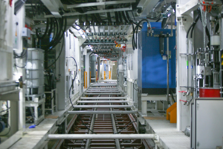 TBM gồm phần khiên đào và hệ thống phụ trợ phía sau với tổng chiều dài hơn 100m.