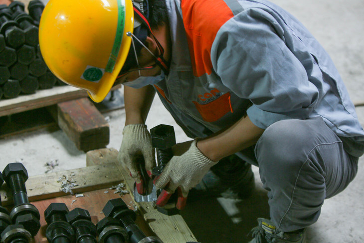 Những chiếc Bulong khổng lồ có vai trò liên kết 2 nửa Front shield (đầu khiên đào) với nhau. Trước khi lắp ráp, nhà thầu tiến hành kiểm tra và vệ sinh Bulong, đảm bảo từng chi tiết nhỏ nhất cũng phải đạt tiêu chuẩn chất lượng tốt nhất.