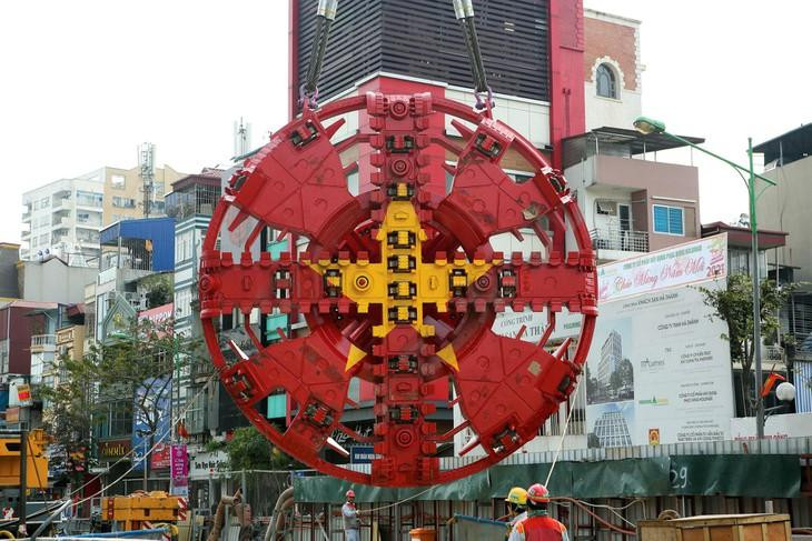 Khiên đào với họa tiết cờ đỏ sao vàng nổi bật