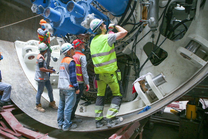 Đội ngũ kỹ sư Việt Nam và các chuyên gia nước ngoài luôn phối hợp chặt chẽ, đảm bảo việc lắp ráp robot đạt tiêu chuẩn, đúng theo thiết kế của nhà sản xuất - hãng Herrenknecht (Đức).