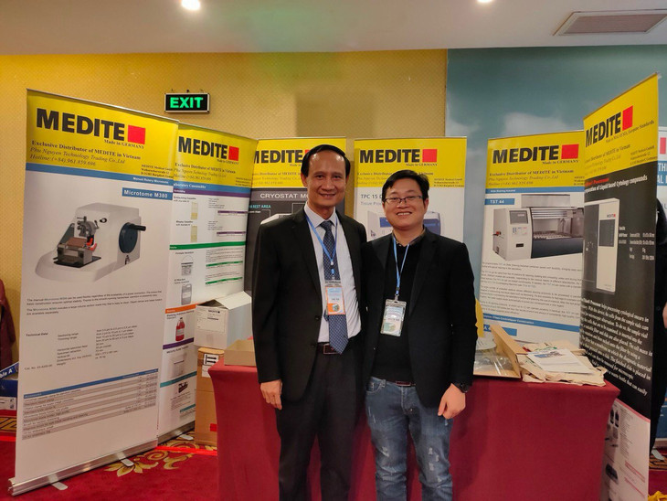 Phú Nguyên cùng Chủ tịch hội giải phẫu bệnh tế bào việt nam GS.TS.BS Trịnh Tuấn Dũng tại Hội Nghị Giải phẫu bệnh tế bào học Toàn Quốc