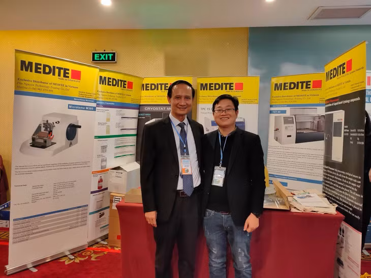 Phú Nguyên cùng Chủ tịch hội giải phẫu bệnh tế bào việt nam GS.TS.BS Trịnh Tuấn Dũng tại Hội Nghị Giải phẫu bệnh tế bào học Toàn Quốc