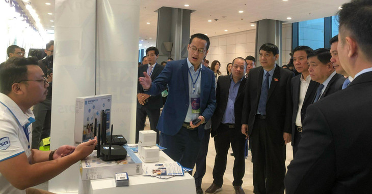 Bộ trưởng Bộ Kế hoạch và Đầu tư cùng đại diện các bộ ngành tham quan, lắng nghe chia sẻ của các startup tiêu biểu về sản phẩm đổi mới sáng tạo ngày 19/12/2022. Ảnh: Việt Anh