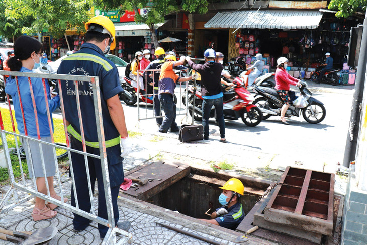 Công nhân bảo dưỡng hệ thống đường ống, bảo đảm nguồn nước liên tục, chất lượng cho người dân