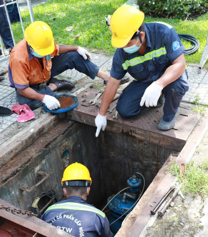 Công nhân ngành nước TP.HCM khắc phục sự cố mạng lưới Công nhân ngành nước TP.HCM khắc phục sự cố mạng lưới