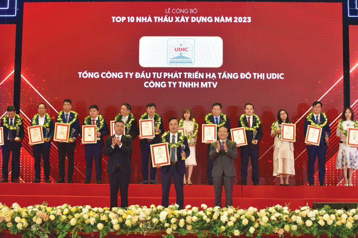 Ông Nguyễn Văn Luyến, Tổng giám đốc UDIC nhận Giấy chứng nhận Top 10 nhà thầu xây dựng năm 2023