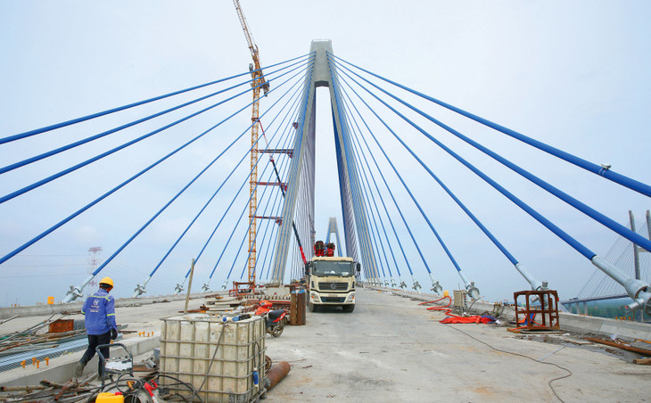 Bộ Xây dựng sẽ phối hợp cùng Bộ Giao thông vận tải hoàn thành, ban hành những định mức cần thiết như: định mức dự toán các công tác thi công cầu dây văng, định mức về cấp phối vữa, định mức công tác đào đắp... Ảnh: Lê Tiên