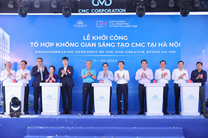 Thủ tướng Phạm Minh Chính và các đại biểu thực hiện nghi thức khởi công Tổ hợp không gian sáng tạo CMC. Ảnh: VGP/Nhật Bắc