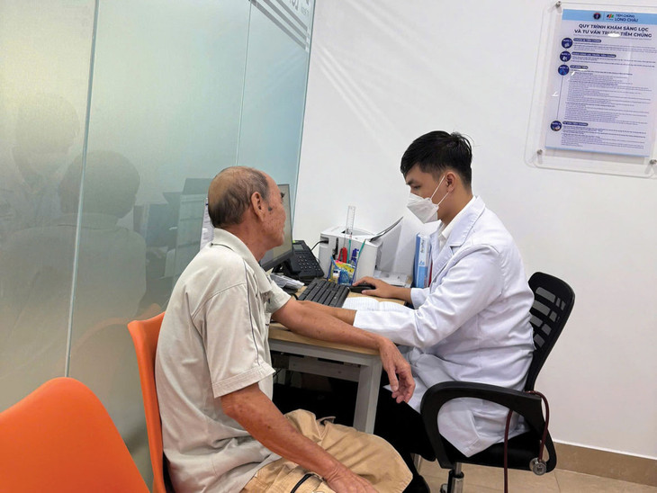 Nhờ sự hỗ trợ của AI, bác sĩ Tiêm chủng Long Châu có thể xây dựng lịch tiêm hiệu quả, cá nhân hóa cho khách hàng