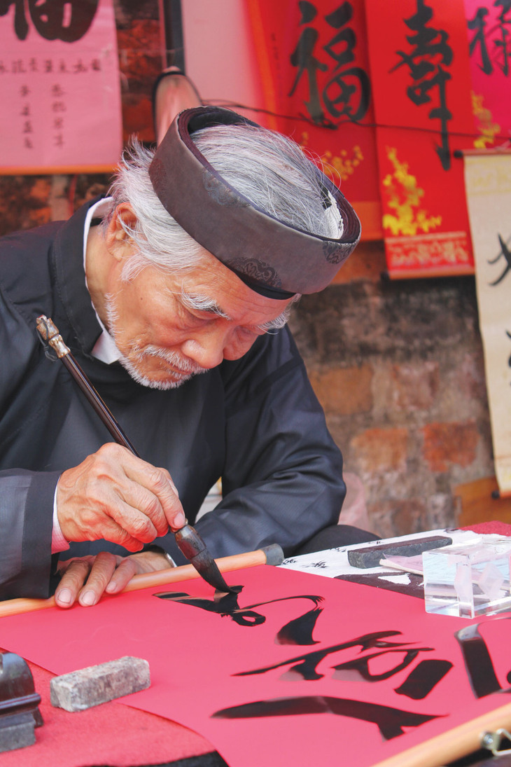 Ông đồ “bày mực tàu giấy đỏ”