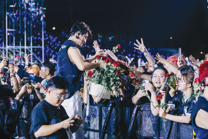 Dàn anh trai tặng hoa cho khán giả nữ nhân ngày Phụ nữ Việt Nam 20/10