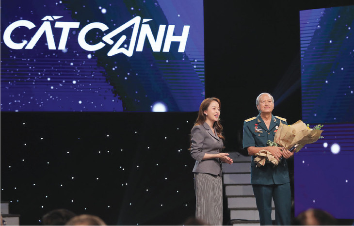 Tác giả trong chương trình Cất cánh tháng 7/2024 của VTV1 nói về thế hệ sinh viên cầm súng Tác giả trong chương trình Cất cánh tháng 7/2024 của VTV1 nói về thế hệ sinh viên cầm súng