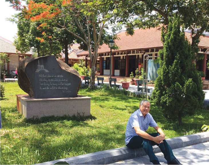 Bên khối đá khắc 4 câu thơ của nhà báo Phạm Đình Lân ở di tích thành cổ Quảng Trị Bên khối đá khắc 4 câu thơ của nhà báo Phạm Đình Lân ở di tích thành cổ Quảng Trị