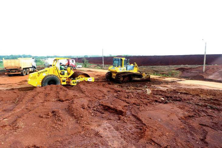 Công tác giải phóng mặt bằng chậm gây áp lực khiến nhà thầu phải bù tiến độ, rút ngắn thời gian thi công. Ảnh: Lê Tiên