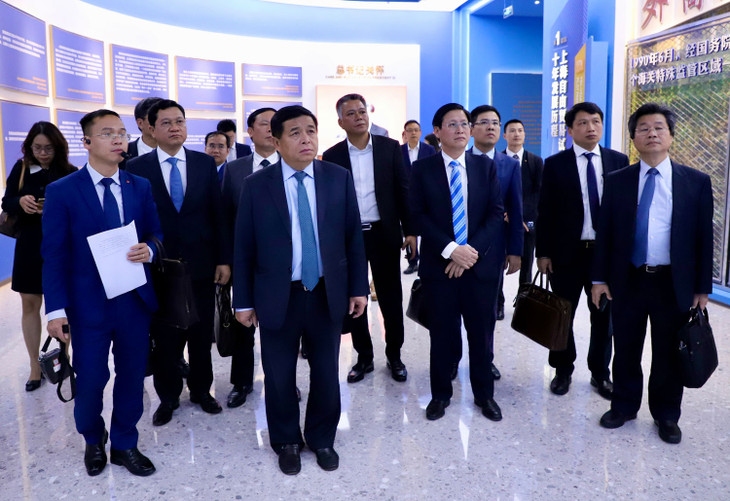 Bộ trưởng và đoàn công tác đã đến thăm triển lãm thành quả 10 năm xây dựng khu thương mại tự do Thượng Hải