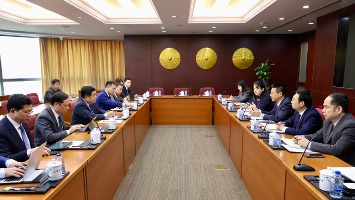 Bộ trưởng Nguyễn Chí Dũng và đoàn công tác đã làm việc với Cục Quản lý Giám sát tài chính Thượng Hải