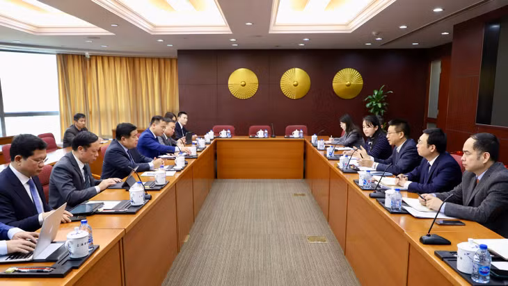 Bộ trưởng Nguyễn Chí Dũng và đoàn công tác đã làm việc với Cục Quản lý Giám sát tài chính Thượng Hải