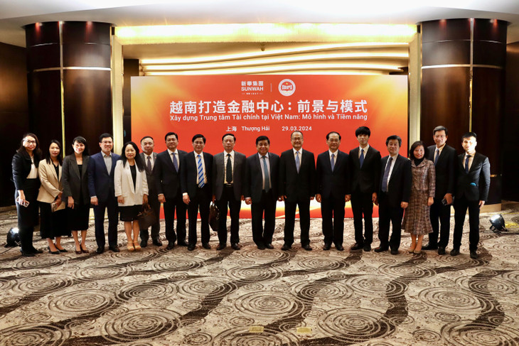 Bộ trưởng và đoàn công tác đã tham dự toạ đàm về phát triển trung tâm tài chính quốc tế với lãnh đạo một số doanh nghiệp tài chính lớn tại Thượng Hải