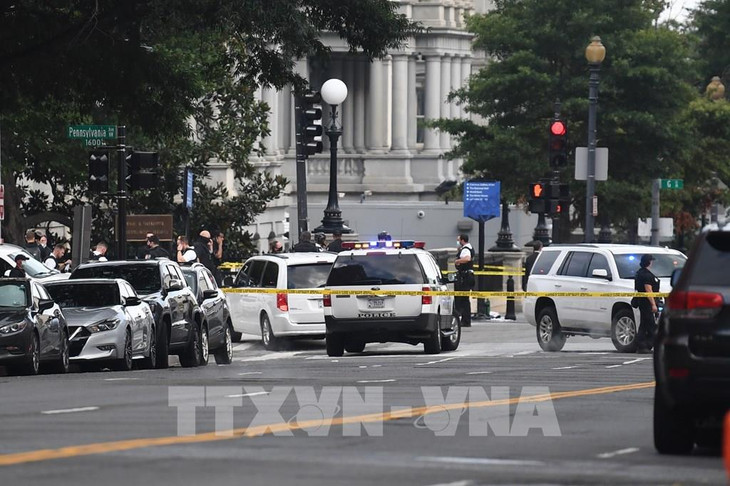 Cảnh sát Mỹ phong tỏa lối vào đại lộ Pennsylvania, gần Nhà Trắng khi xảy ra vụ nổ súng, ngày 10/8/2020. Ảnh: AFP/TTXVN