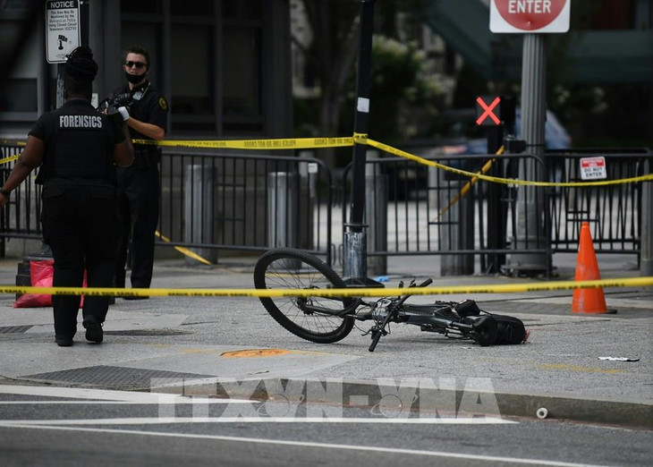 Lực lượng mật vụ Mỹ phong tỏa lối đi bộ ở đại lộ Pennsylvania, gần Nhà Trắng khi xảy ra vụ nổ súng, ngày 10/8/2020. Ảnh: AFP/TTXVN