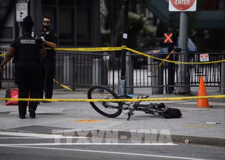 Lực lượng mật vụ Mỹ phong tỏa lối đi bộ ở đại lộ Pennsylvania, gần Nhà Trắng khi xảy ra vụ nổ súng, ngày 10/8/2020. Ảnh: AFP/TTXVN