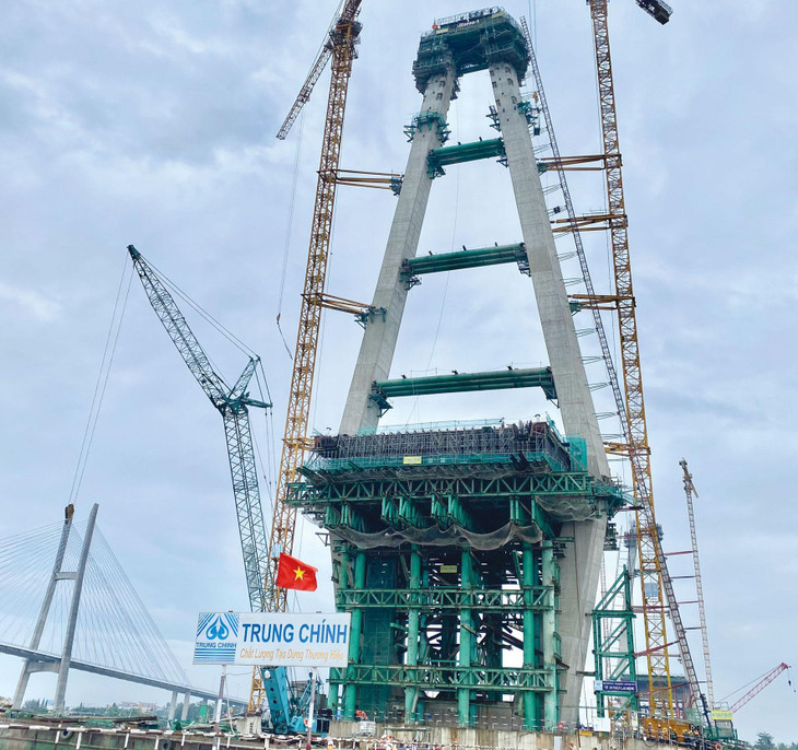 Công trường cầu Mỹ Thuận 2 luôn nhộn nhịp, khẩn trương. Ảnh: Lê Tiên