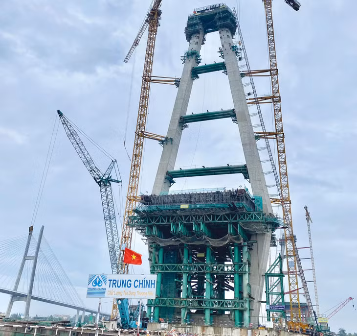 Công trường cầu Mỹ Thuận 2 luôn nhộn nhịp, khẩn trương. Ảnh: Lê Tiên