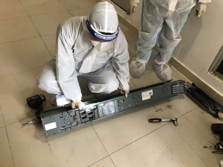 Công nhân Công ty Điện lực Thủ Đức thi công, sửa chữa điện tại Bệnh viện dã chiến An Phú