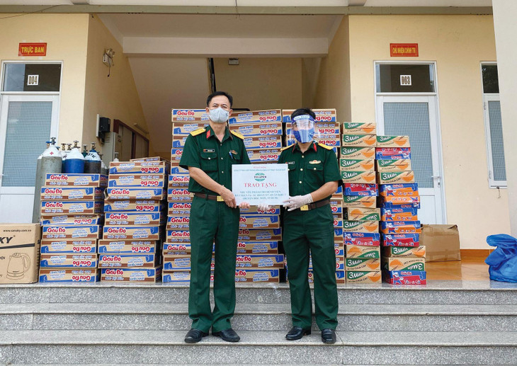 Tặng quà hỗ trợ Bệnh viện dã chiến 5A - Sư đoàn 317, Quân khu 7, Hóc Môn, TP.HCM