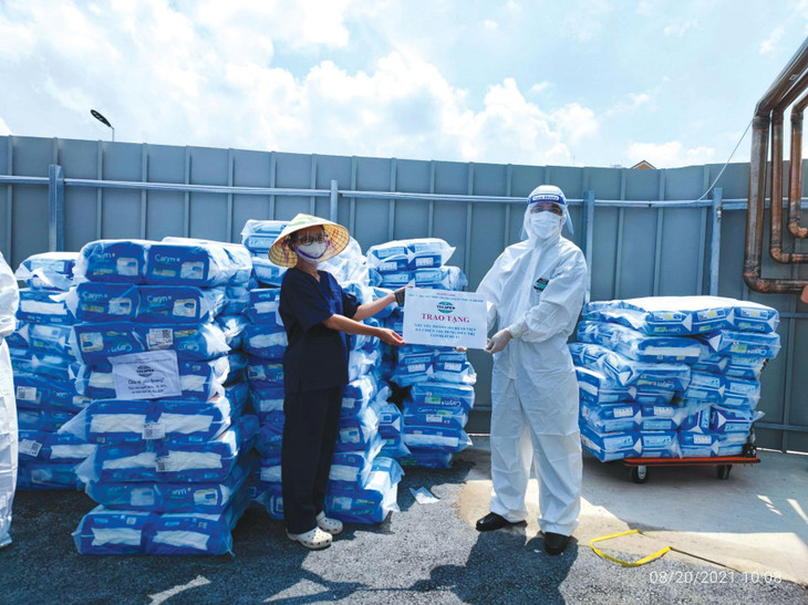 Trao quà hỗ trợ cho Bệnh viện dã chiến thu dung điều trị Covid-19 số 13