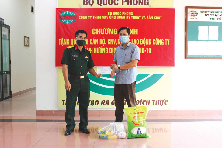 Thượng tá Trần Duy Trinh - Chủ nhiệm Chính trị Công ty trao quà cho cán bộ, công nhân viên, người lao động của Công ty