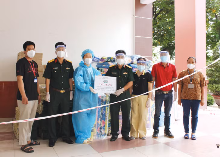 Tặng quà hỗ trợ Bệnh viện dã chiến Hoàng Hoa Thám, Phường 13, quận Tân Bình, TP.HCM