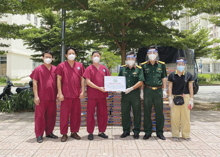 Tặng quà hỗ trợ Bệnh viện dã chiến thu dung điều trị Covid-19 số 12 tại TP. Thủ Đức