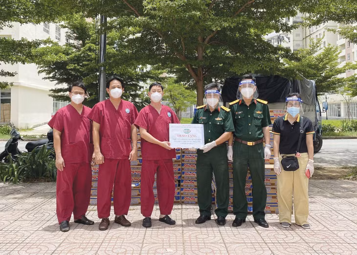 Tặng quà hỗ trợ Bệnh viện dã chiến thu dung điều trị Covid-19 số 12 tại TP. Thủ Đức