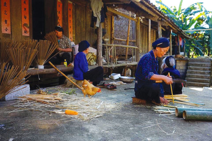 Dân bản Phia Thắp chẻ tre, vót sạch, phơi khô để làm hương
