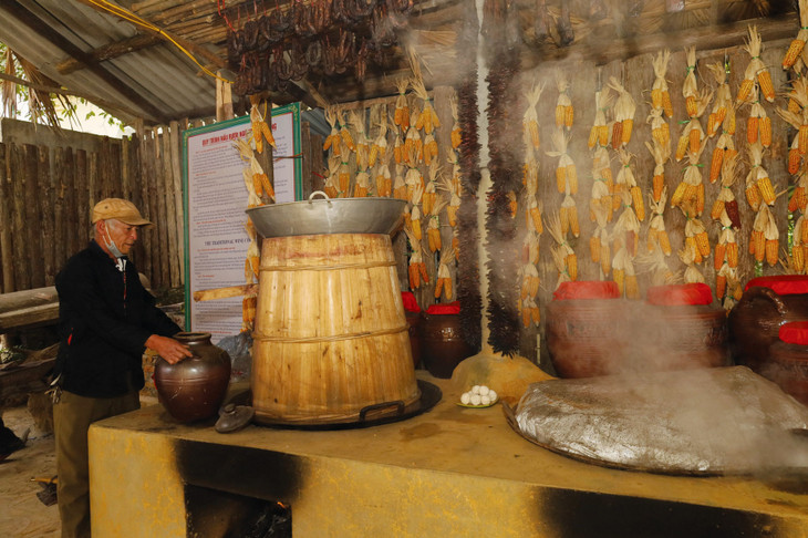 Rượu ngô Bắc Hà ngon nhờ men lá