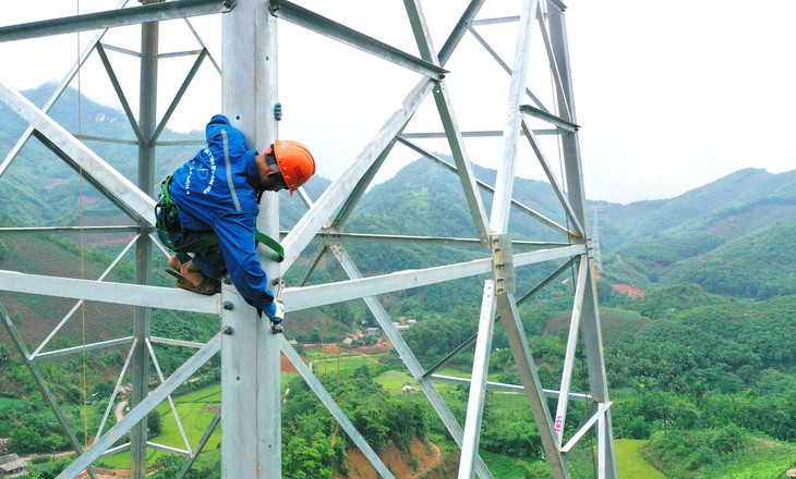 Công nhân thao tác tại Vị trí 88 thuộc huyện Bảo Yên - Lào Cai. Ảnh: Lê Tiên