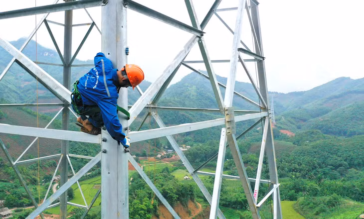 Công nhân thao tác tại Vị trí 88 thuộc huyện Bảo Yên - Lào Cai. Ảnh: Lê Tiên
