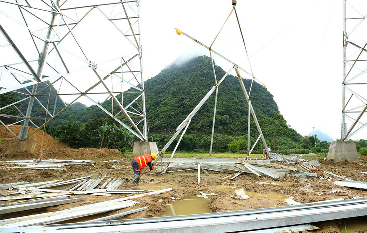Công nhân đang thi công tại Vị trí cột 167 tại xã Vĩnh Lạc , huyện Lục Yên, tỉnh Yên Bái. Ảnh: Lê Tiên