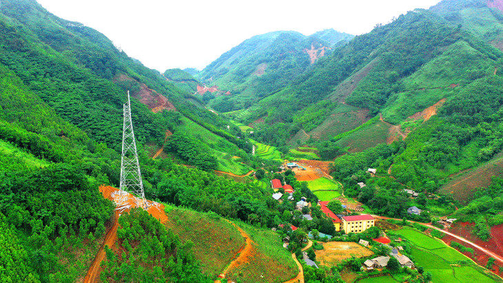 Cột vị trí 88 được gần hoàn thiện thuộc gói thầu số 2HH của dự án (Bảo Yên - Lào Cai). Ảnh: Lê Tiên