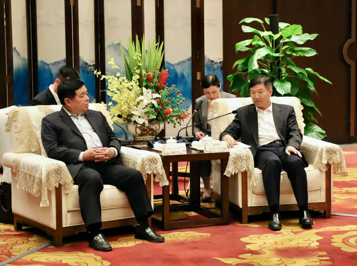 Bộ trưởng Nguyễn Chí Dũng làm việc với ông Lưu Tiểu Minh, Phó bí thư Tỉnh ủy, Chủ tịch Chính quyền tỉnh Hải Nam