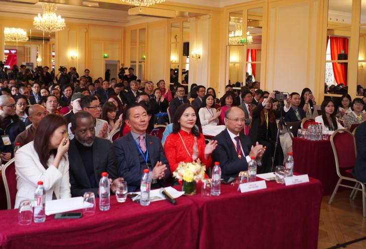 Diễn đàn VGLF 2024 thu hút hơn 100 người Việt và gốc Việt xuất sắc trên toàn cầu, trong nhiều lĩnh vực, có tầm ảnh hưởng, có khát vọng và có khả năng hành động cho sự phát triển của Việt Nam