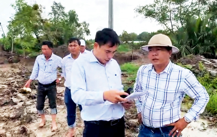 Phóng viên Báo Đấu thầu tác nghiệp trên công trường Dự án tuyến đường ven biển Hòn Đất - Kiên Lương Phóng viên Báo Đấu thầu tác nghiệp trên công trường Dự án tuyến đường ven biển Hòn Đất - Kiên Lương