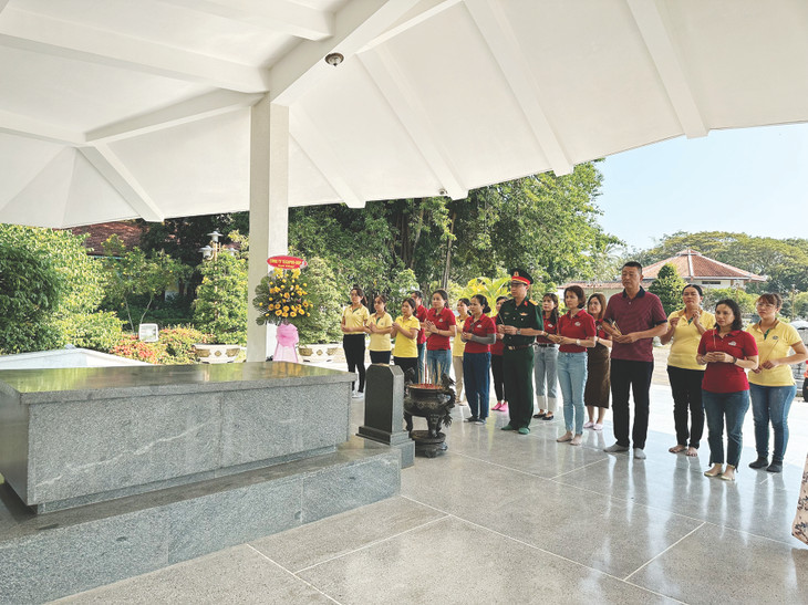 Đoàn TECAPRO dâng hương tại mộ cụ Phó bảng Nguyễn Sinh Sắc Đoàn TECAPRO dâng hương tại mộ cụ Phó bảng Nguyễn Sinh Sắc