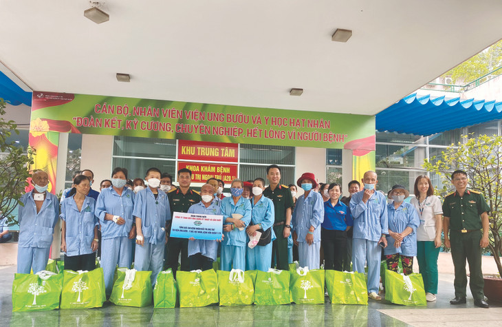 Công ty TECAPRO trao quà cho bệnh nhân có hoàn cảnh khó khăn đang điều trị ung thư tại Bệnh viện Quân y 175