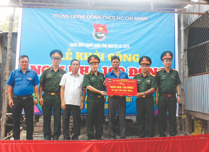 Thượng tá Trần Duy Trinh - Chủ nhiệm Chính trị Công ty TECAPRO trao kinh phí hỗ trợ xây dựng nhà ở cho anh Trần Bảo Xuyên