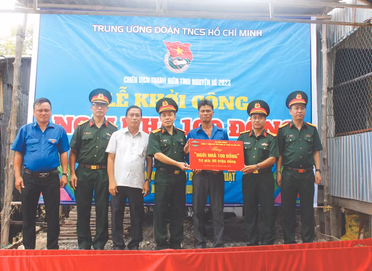 Thượng tá Trần Duy Trinh - Chủ nhiệm Chính trị Công ty TECAPRO trao kinh phí hỗ trợ xây dựng nhà ở cho anh Trần Bảo Xuyên