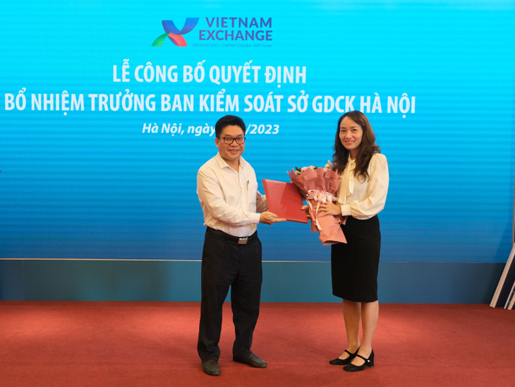 Ông Nguyễn Thành Long, Chủ tịch Hội đồng Thành viên Sở Giao dịch chứng khoán Việt Nam trao Quyết định bổ nhiệm Trưởng Ban Kiểm soát Sở Giao dịch chứng khoán Hà Nội cho bà Ngô Thị Lan Hương
