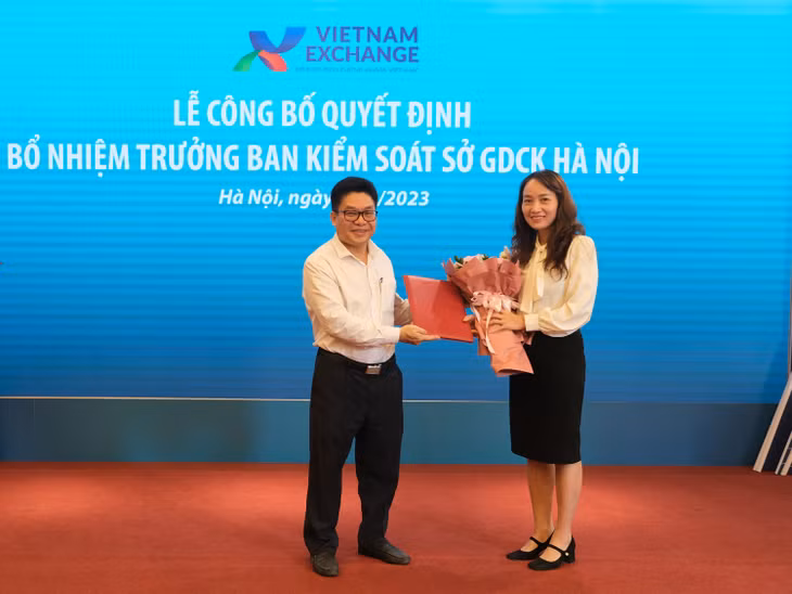 Ông Nguyễn Thành Long, Chủ tịch Hội đồng Thành viên Sở Giao dịch chứng khoán Việt Nam trao Quyết định bổ nhiệm Trưởng Ban Kiểm soát Sở Giao dịch chứng khoán Hà Nội cho bà Ngô Thị Lan Hương